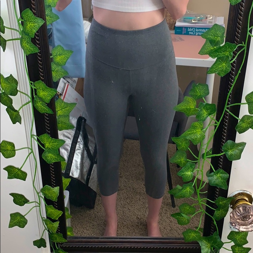 //gray crop leggings//